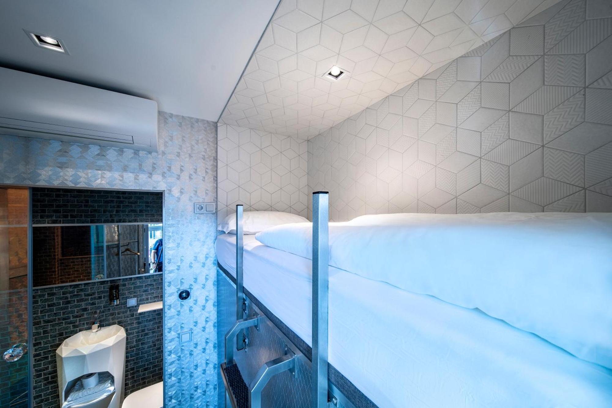 Diamond Capsule Amsterdam South Hotel 2*